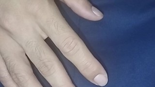 Hombre Caliente se masturba su polla bien Dura