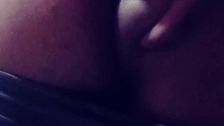 Metiéndome los dedos mientras estoy solito en mi cuarto