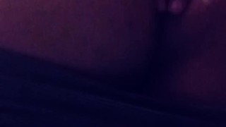 Metiéndome los dedos mientras estoy solito en mi cuarto