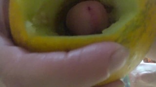 Натягиваю дыню на член и много кончаю