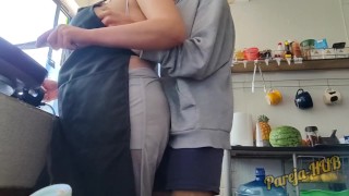 Me encuentro a Karely en la cocina (Termina empinada)