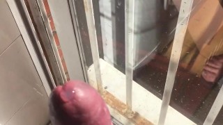 mientras me miran me pajeo en casa de un amigo