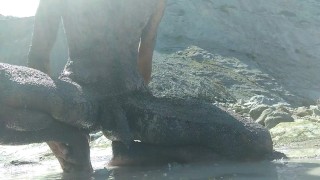 Me lleno de Barro y Hago Nudismo En Una Playa Virgen Frente a Una Pareja Gay