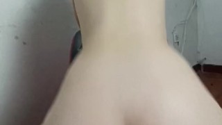 Me follo a mi hermanastra de cerca para que su coño rosado luzca delicioso