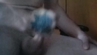 Парень мастурбирует смотря порно