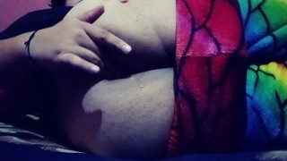 Metiéndome los dedos mientras estoy acostadito en cama