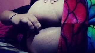 Femboy juega con sus bolas anales mientras estoy solito en casa