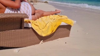 Blondy on beach show her ass