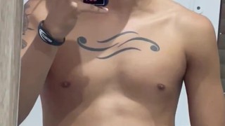 Me masturbo frente al espejo con ganas de ritmo