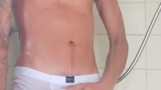 En la ducha del jardin masturbandome despues de tomar el sol.