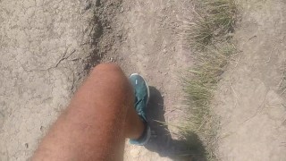 🌳🌊Senderista Guapo se da Un Paseo Con Su Gran Polla Fuera en Una Bonita Zona De Playas Virgenes