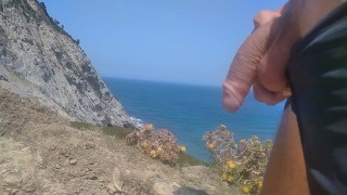 🌳🌊Senderista Guapo se da Un Paseo Con Su Gran Polla Fuera en Una Bonita Zona De Playas Virgenes