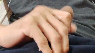 MIRA COMO JUEGA CON SU PENE- MEN SE SACA LA POLLA