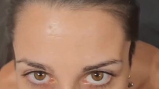 Pompino con bolle di saliva e sborrata sulla lingua