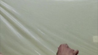 MEN SE JALA LA POLLA PARA MOSTRARLE A SU AMIGA