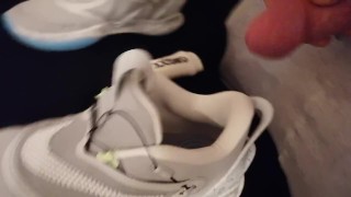 Ich spritze die erste Sperma Ladung in meine neuen Nike BB Adapt Basketball Sneaker