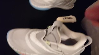 Ich spritze die erste Sperma Ladung in meine neuen Nike BB Adapt Basketball Sneaker
