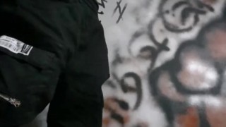 Пёсик в строительной форме дрочит на работе