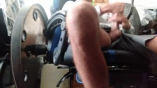 Me Saco La Polla Y Me Corro En el Taller Arriesgandome a Que Entre Alguien Y Quiera Chuparmela😋