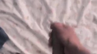 Recibe nuds de su vecina y se la pone dura