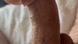 Je baise sa chatte en jouant avec ses lèvres.
