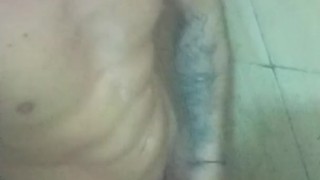 no chuveiro se batendo até gozar