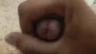 Hombre solo y cachondo masturbándose su polla blanca antes de salir de casa