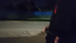 Exibicionismo en la carretera 🍆 joven exhibe su polla en plena autopista