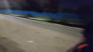 Exibicionismo en la carretera 🍆 joven exhibe su polla en plena autopista