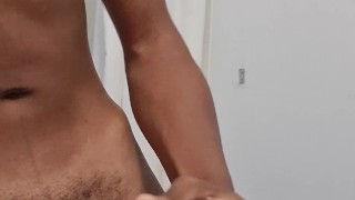 Jeune français se branle jusqu'à l'éjac