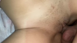 le ayudo a mi hijastro a organizar su cuarto y el me agradece follando mi coño