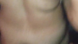 Latina aprovecha la ducha para masturbarse y jugar con su culo