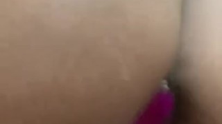 Morena rebolando com plug anal na bunda