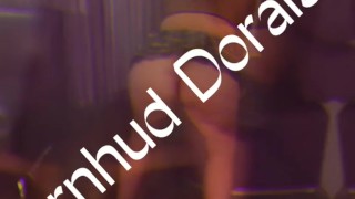 Colegiala se la chupa a su amigo en hotel y termina cabalgando