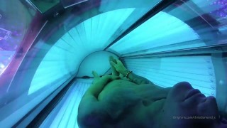 I get horny while I get tanned and I masturbate until I cum on my abs.