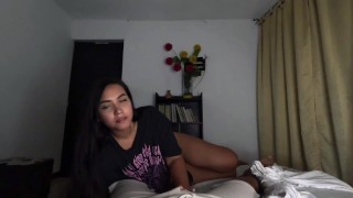 Me encuentra en mi cama y me despierta con una mamada