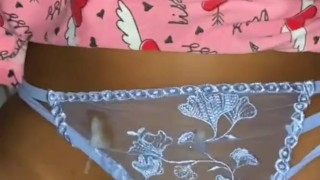 Morena venezolana coje antes de ir a descansar y termina con su tanga llena de leche