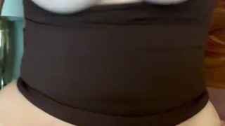 Stepmom me despierta para montarme con sus ricas tetas