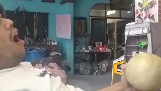 HOMBRE JOVEN SE COGE UN MELÓN ESTRECHO CON SU VERGA DE 18CM 🍆🍈