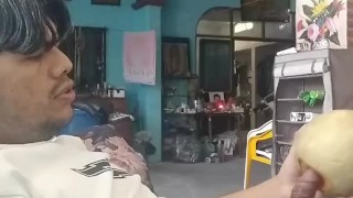 HOMBRE JOVEN SE COGE UN MELÓN ESTRECHO CON SU VERGA DE 18CM 🍆🍈