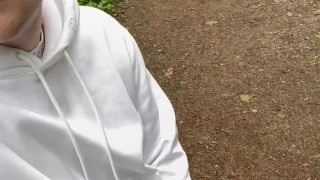 Cuter Twink Boy geht nackt im Wald rum. Wurde fast erwischt 😳