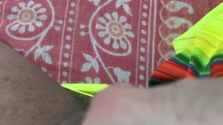 Giovane bear con grandi piedi si stuzzica le grosse palle