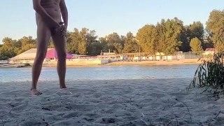 Dude pissing, jerking and cumming at nude beach