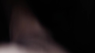 JUGANDO CON UN PRESERVATIVO UN HOMBRE JOVEN DOTADO 😯🍌