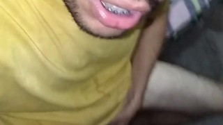 JUGANDO CON UN PRESERVATIVO UN HOMBRE JOVEN DOTADO 😯🍌