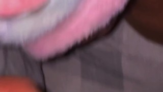 Mi padrastro entra a la habitación para que lo ayude por que no se puede venir ! así que la chupo¡