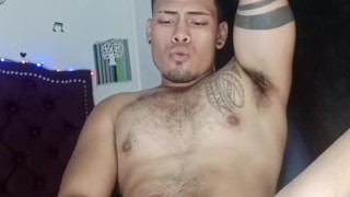 Chico jugando con su polla