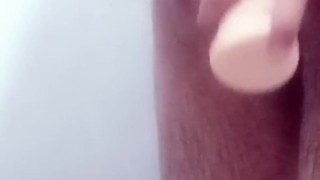 Probó un dildo para experimentar