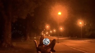 Публичный трах дилдомом с членом в парке