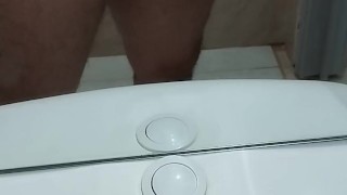 Me corro en el baño de mi vecina